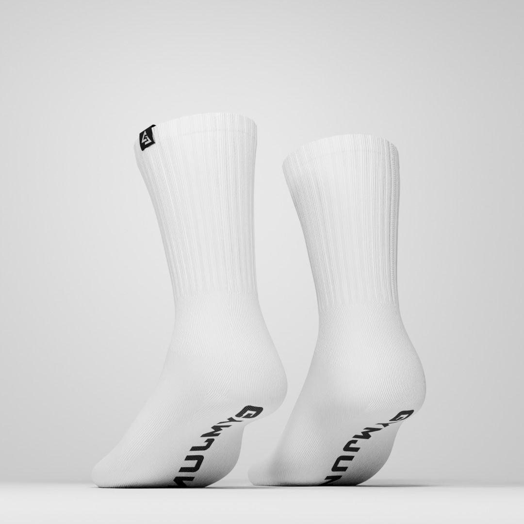 Achteraanzicht van witte GJA gymsokken – Gym Junkie-tekst op de zool en uniseks sportief design