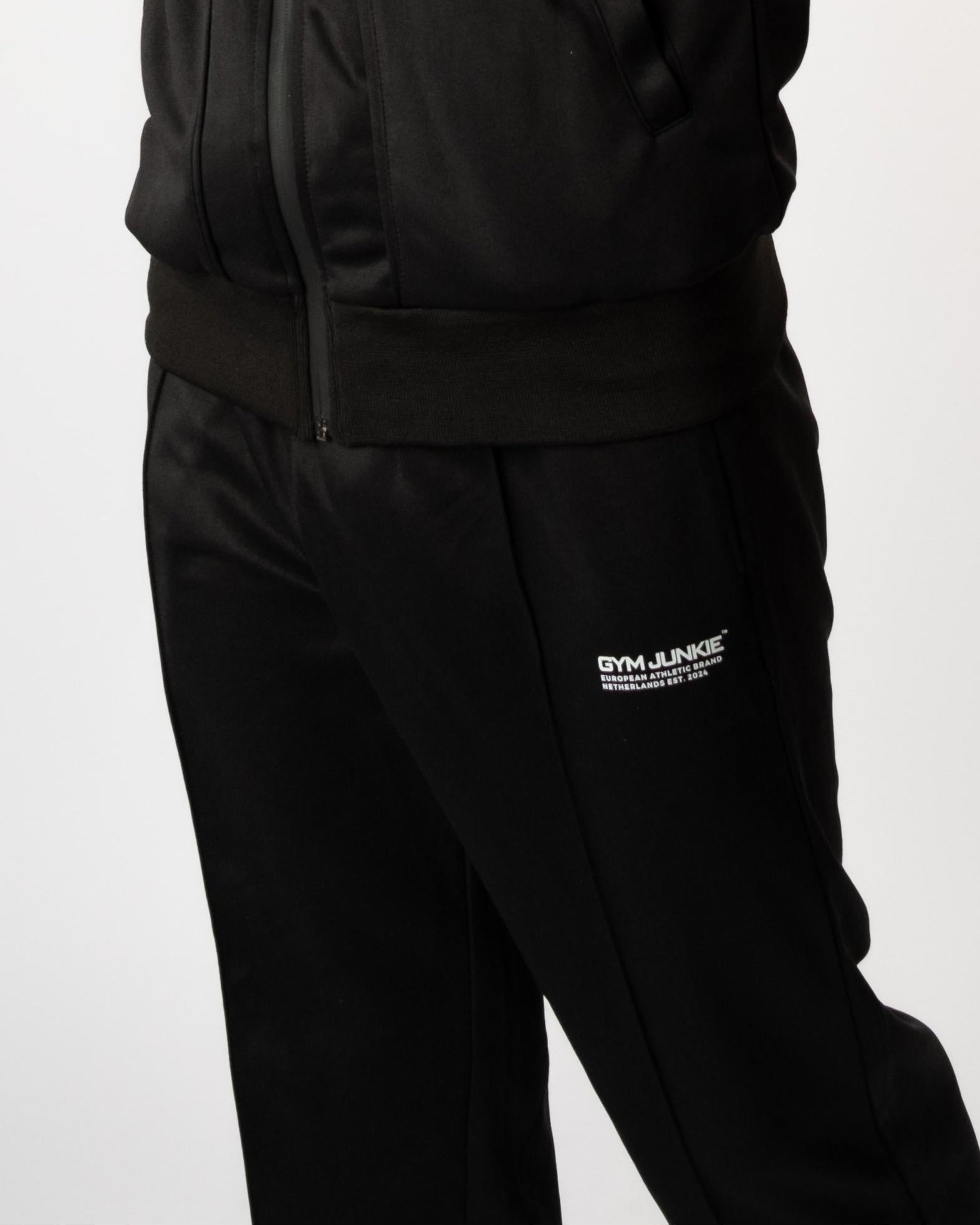 Close-up van de GJA Classic trainingsbroek van Gym Junkie, met premium details en comfortabele pasvorm - Sportbroeken voor heren