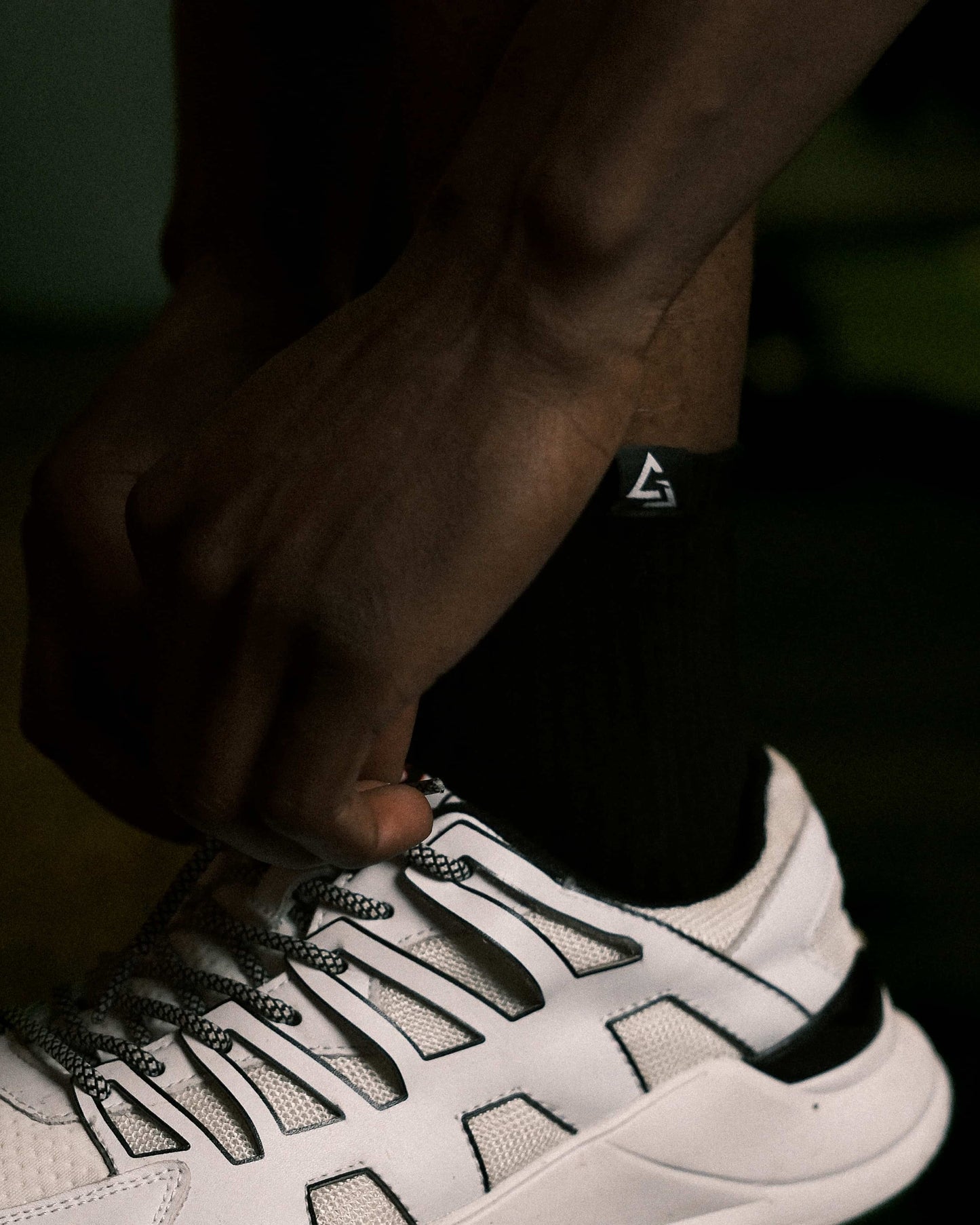 Close-up van zwarte crew sokken met label, duurzame en comfortabele sportsokken voor jonge, actieve sporters die stijl en kwaliteit waarderen - uniseks gym sokken