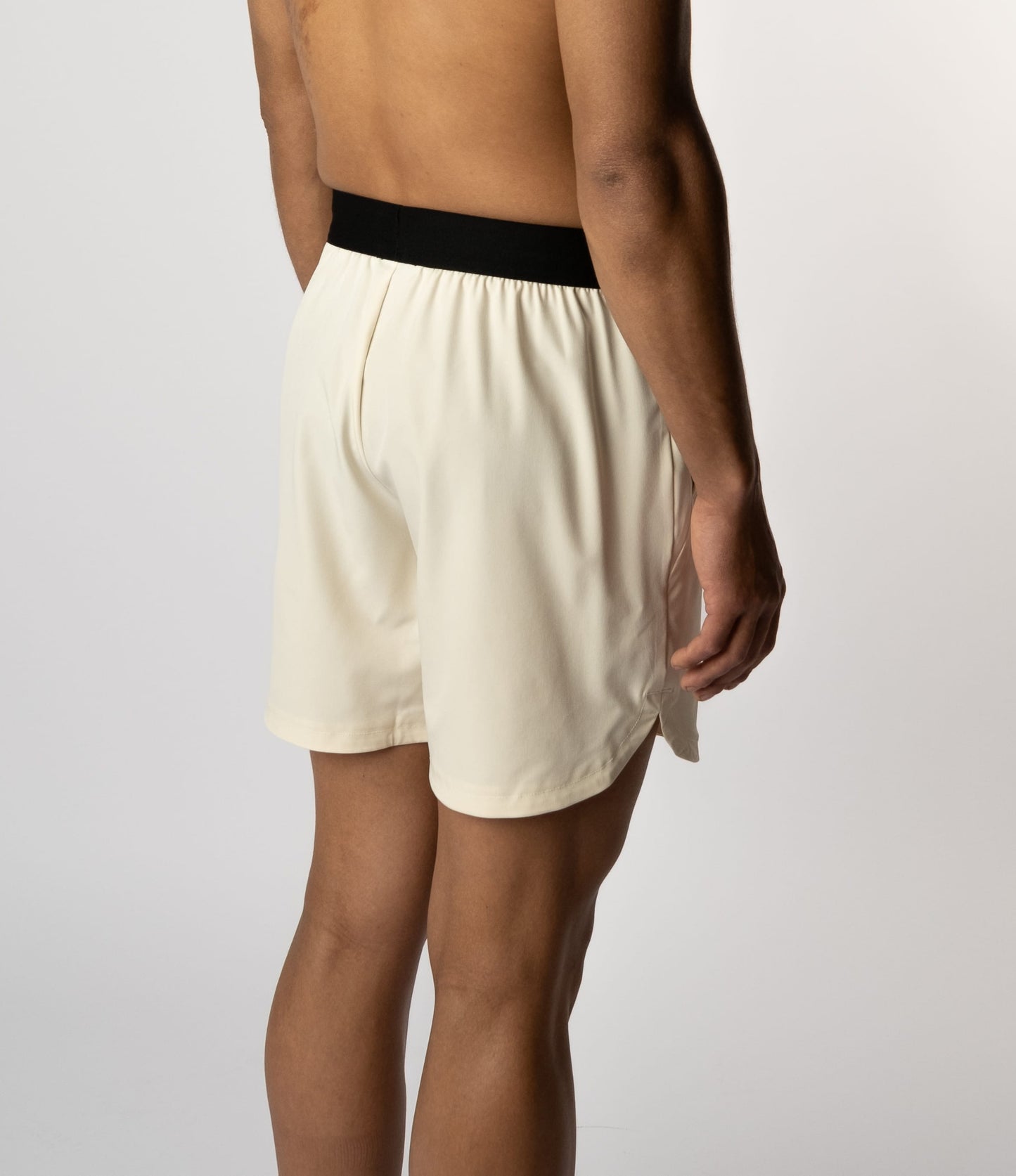Achteraanzicht van Sand Manga shorts, met een sportieve pasvorm die jonge sporters ondersteunt bij elke beweging - Sportkelding