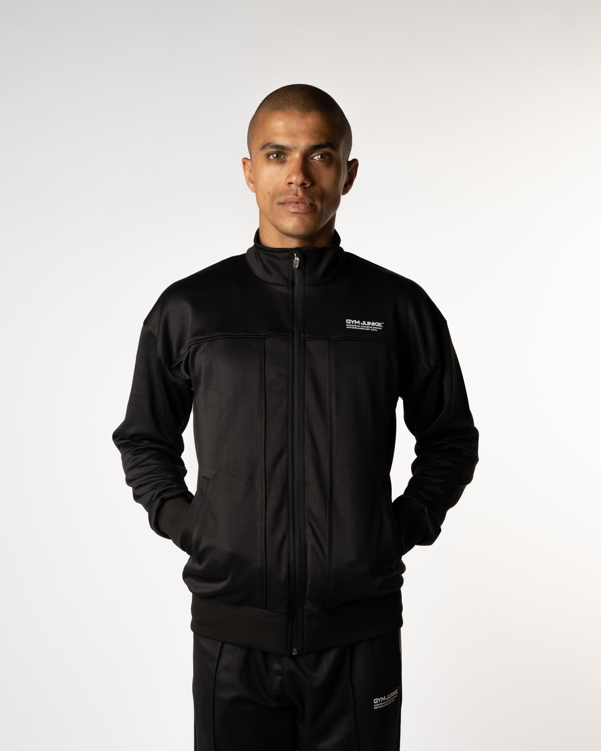 Vooraanzicht van man in Gym Junkie Classic trainingsjas voor heren, relaxed fit sportjas voor jonge mannen in Nederland - Sportkleding voor heren