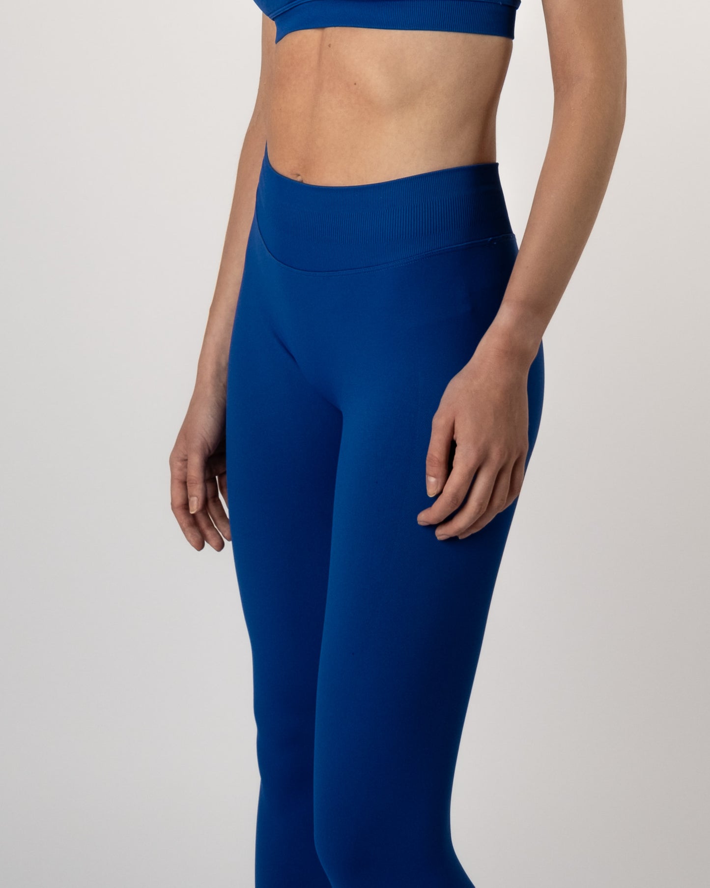 Ander zijaanzicht van blauwe Liberty legging voor sportschool en actieve kleding, geschikt voor workouts in de gym - Gym Junkie Dames Sportskleding