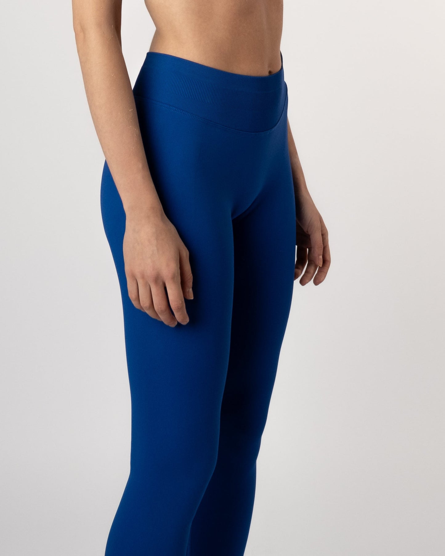 Zijaanzicht van blauwe Liberty legging voor sportschool en actieve kleding, geschikt voor workouts in Nederland - Gym Junkie Nederland Sportkleding