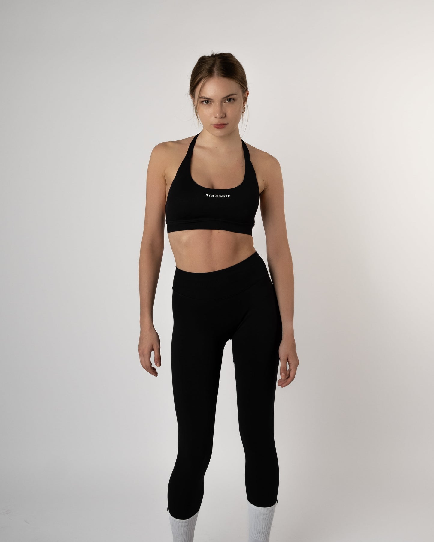 Vooraanzicht van zwarte Liberty sportset gecombineerd met Gym Junkie gymsokken, voor een complete en comfortabele workout outfit - Dames sportset
