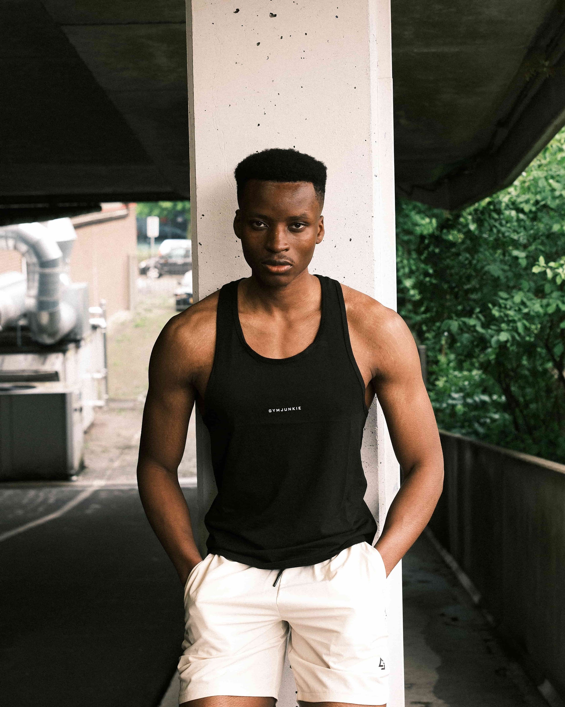 Lifestylefoto van mannelijk model buiten in Magna Stringer en shorts – Gym Junkie, sportkleding voor heren