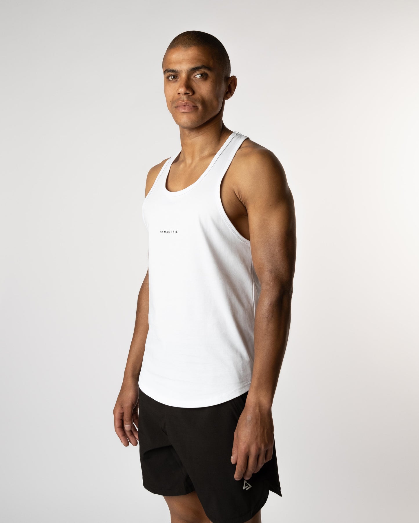 Zijaanzicht van de Magna Stringer en Onyx shorts, onderdeel van de Nederlandse activewear collectie - Zonder mouw en tanktops voor heren