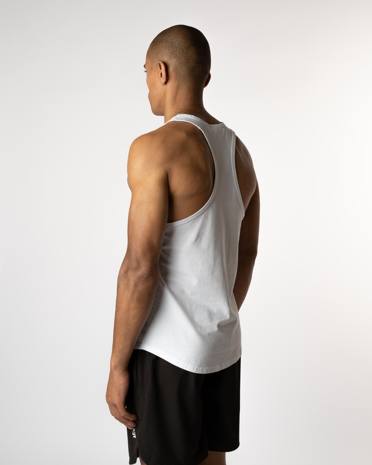 Achterkant van de racerback Magna Stringer gecombineerd met Onyx Magna shorts, ideaal voor intensieve workouts