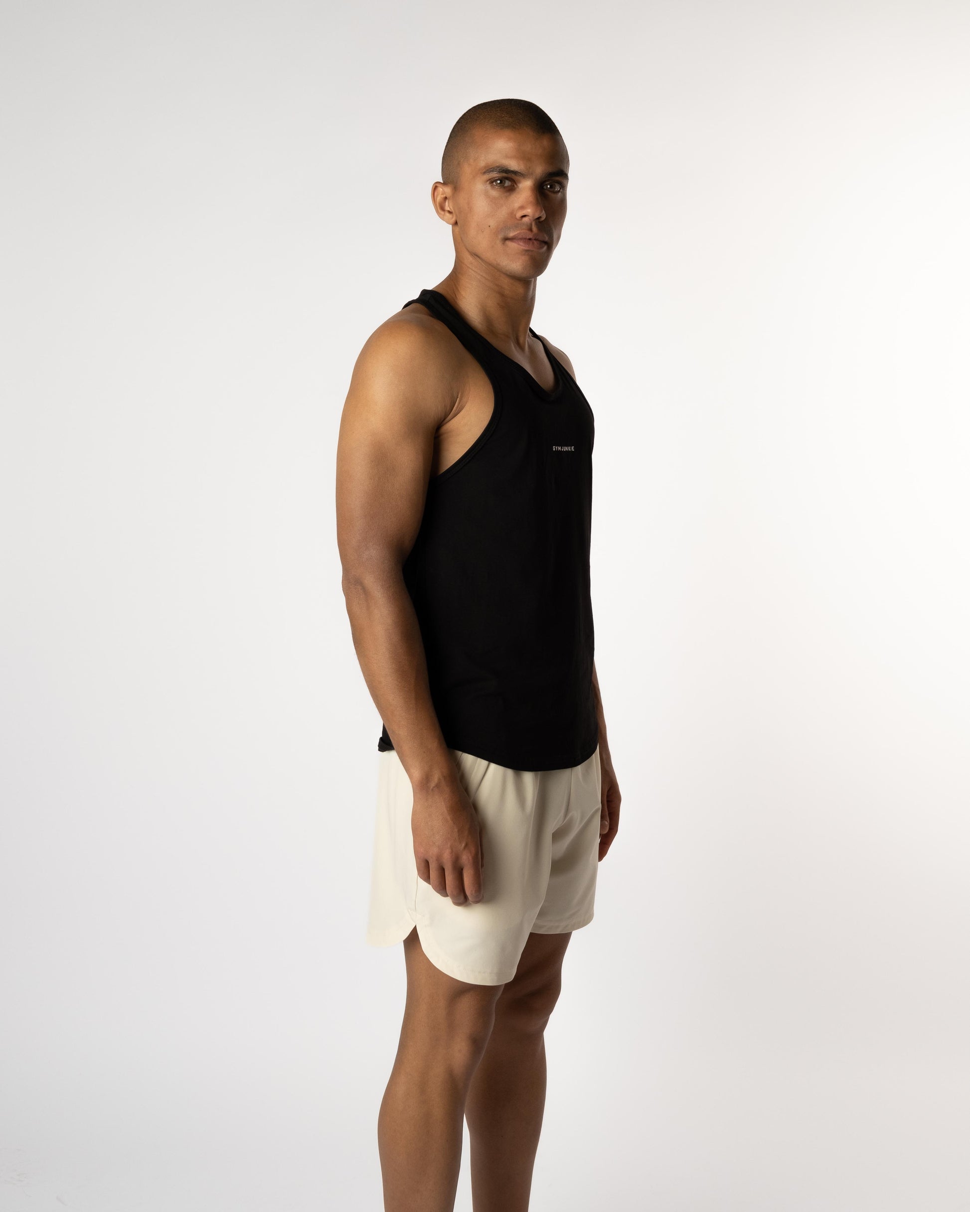 Zijaanzicht van de Magna Stringer racerback, ontworpen voor optimale bewegingsvrijheid – Trainings top voor mannen