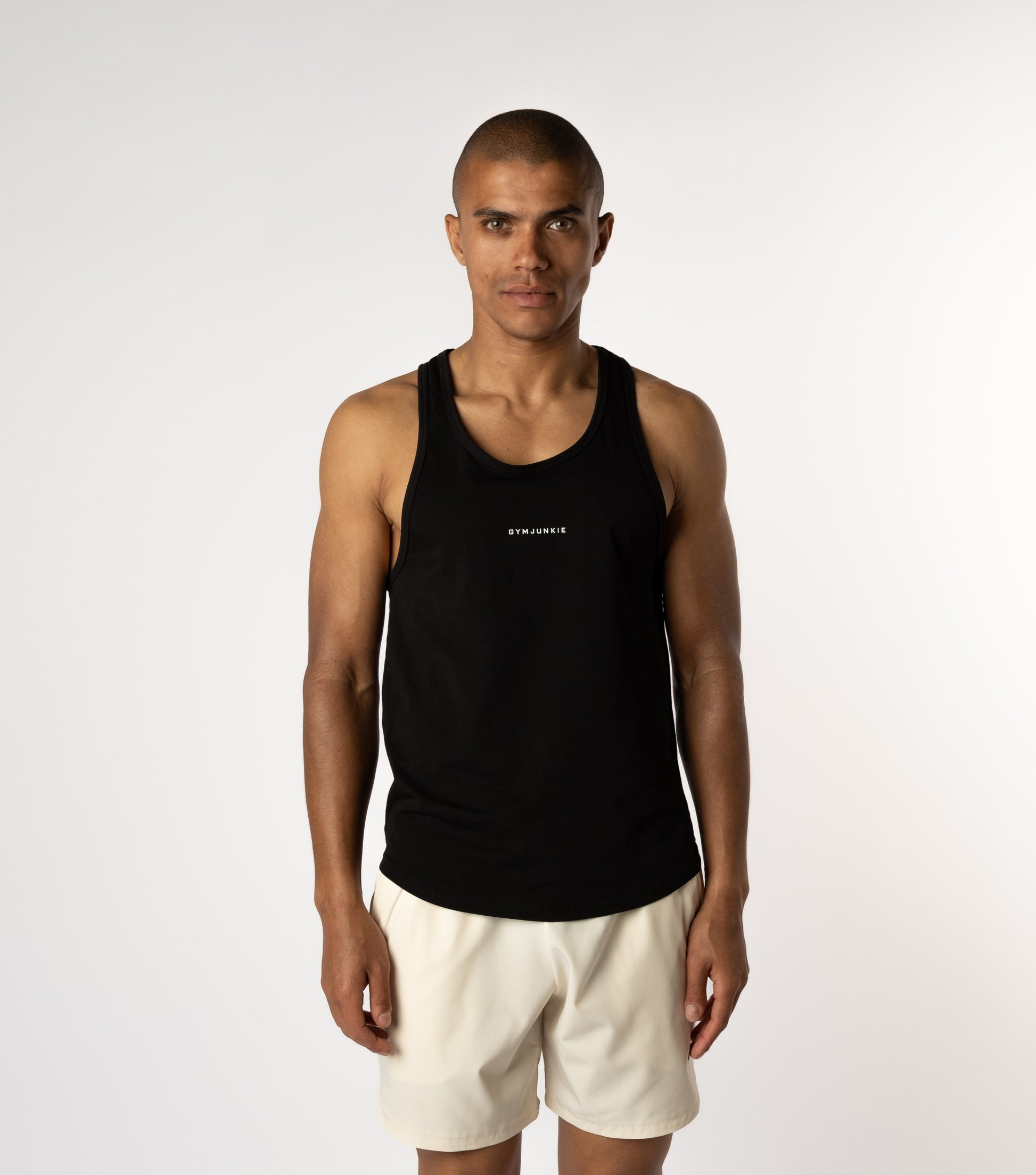 Vooraanzicht van de zwarte Magna Stringer gecombineerd met Sand Magna gym shorts - Gym Junkie Sportwinkel