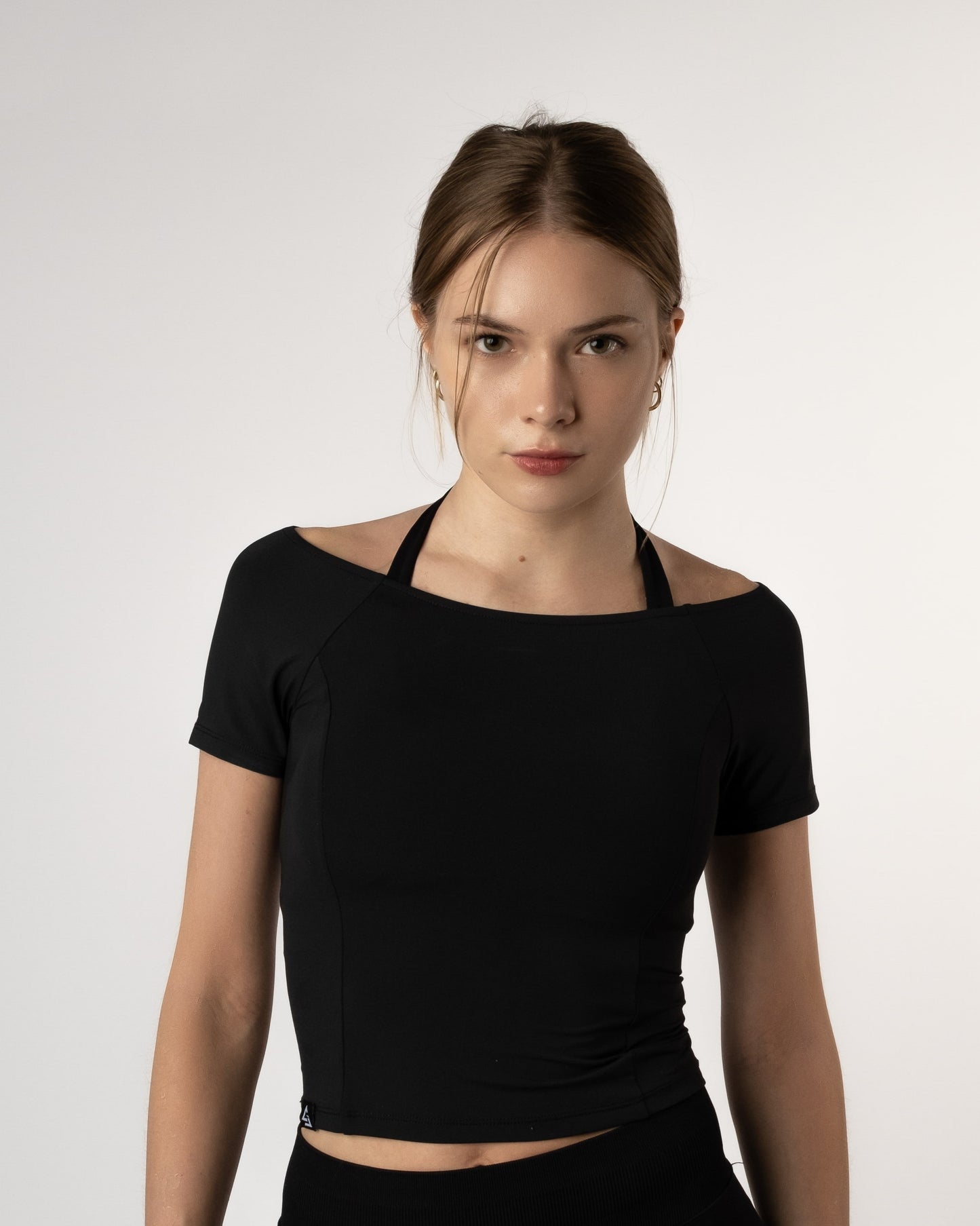 Detail close-up van de nek van de Nora Boothals Crop Top met daaronder de zwarte Liberty Bh - Sportkleding voor dames