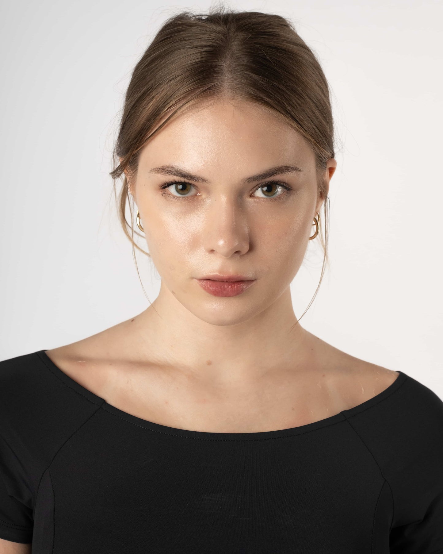 Close-up van de nek en halslijn van de Nora Boothals Crop Top, waarbij het sleutelbeen zichtbaar is - Gym t-shirts voor dames