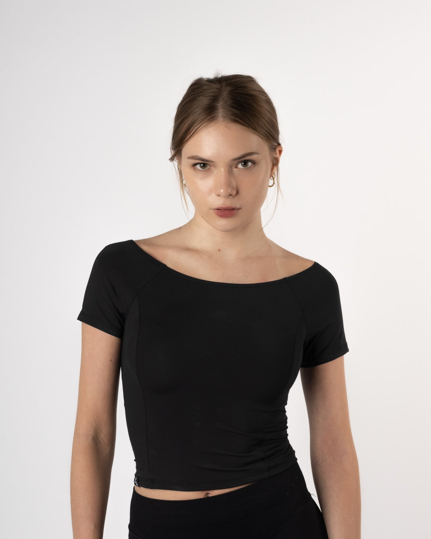 Vooraanzicht van de Nora Boothals Crop Top in Charcoal Black - Gym Junkie, actiefwear uit Nederland