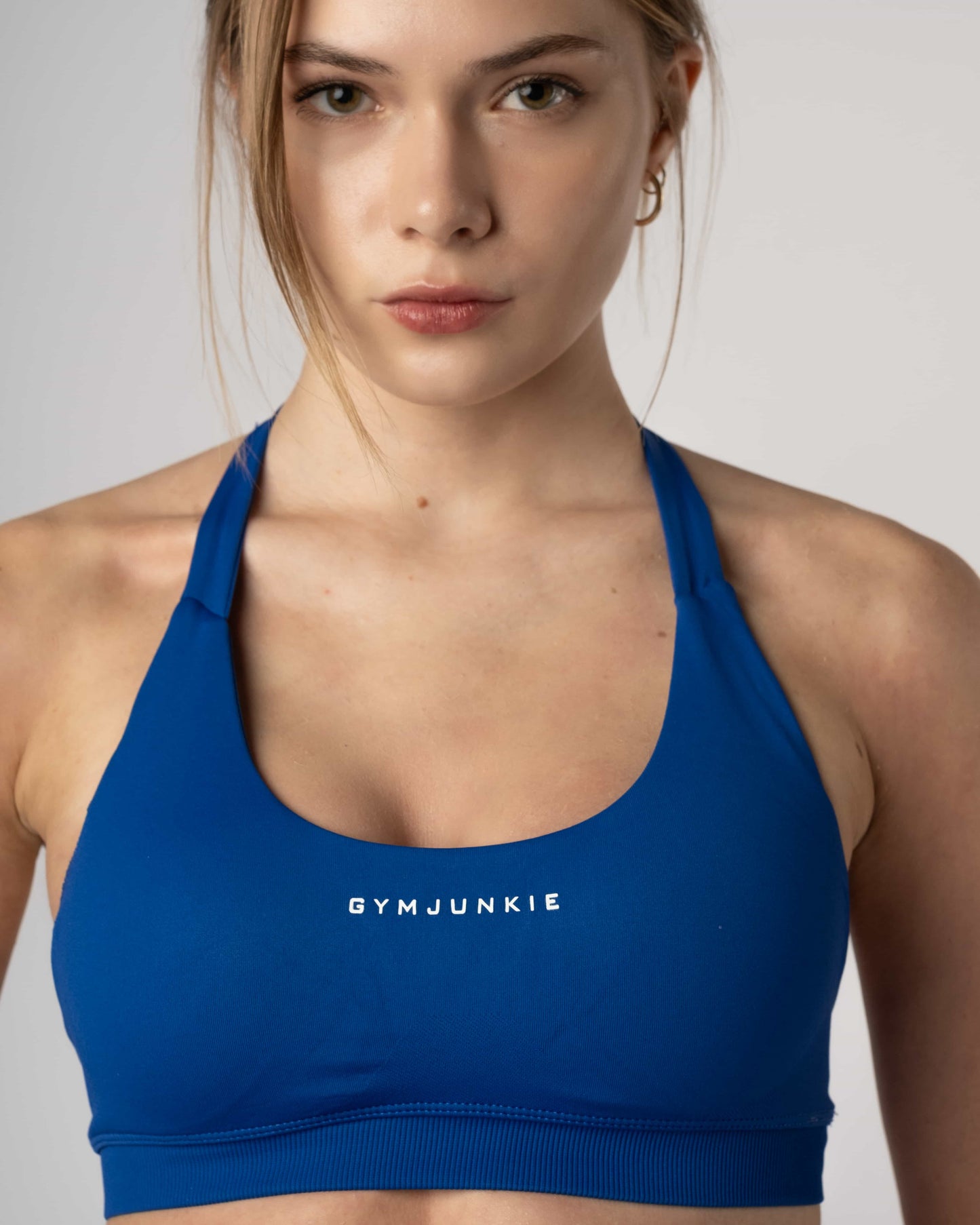 Close-up van de Royal Blue Liberty halter sport bh met details van stof en afwerking, premium activewear voor vrouwen in Nederland - Gym Junkie Dames Sport Bh's