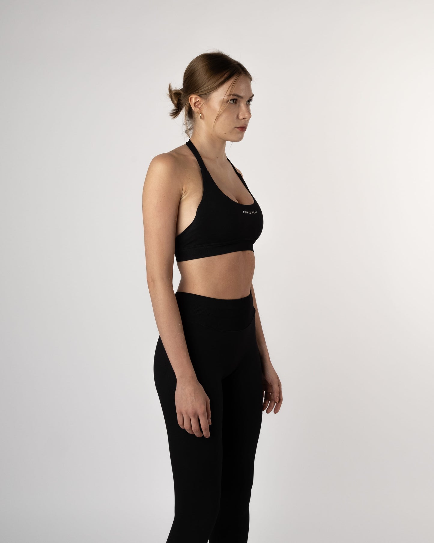 Zijaanzicht van zwarte halter bh en Liberty legging set, sportkleding voor actieve dames met focus op comfort - Dames Gymkleding