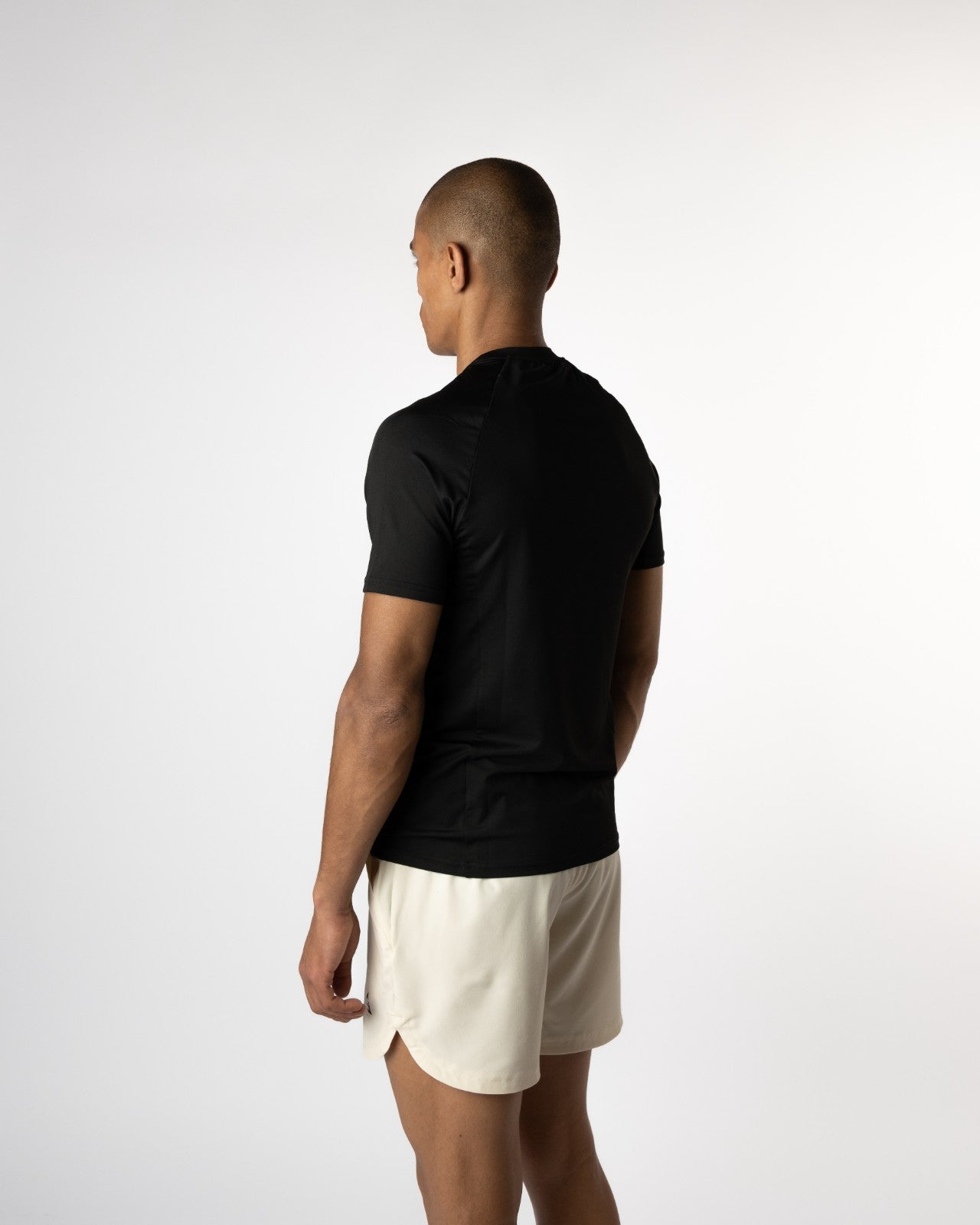 Achteraanzicht van de Manga Onyx T-shirt van Gym Junkie, minimalistisch design met maximale impact voor zelfverzekerde sporters in en buiten de gym - Gym Junkie Sportkleding voor Heren