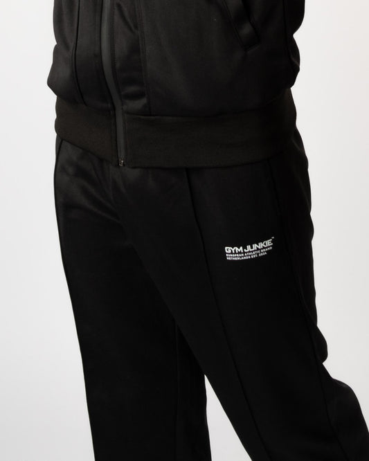 Close-up van de GJA Classic trainingsbroek van Gym Junkie, met premium details en comfortabele pasvorm - Sportbroeken voor heren