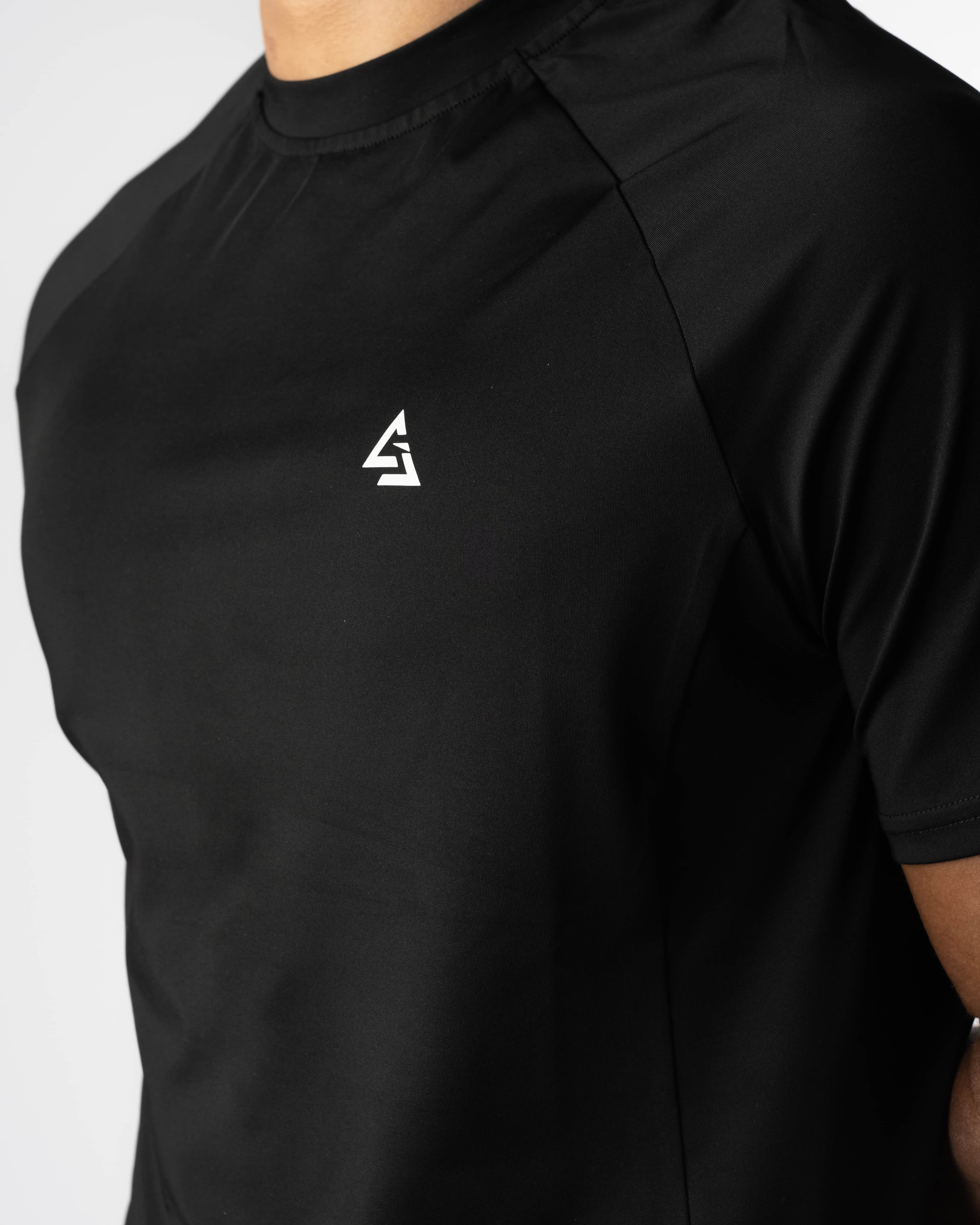Close-up van het Gym Junkie logo op de Manga Onyx T-shirt, strakke branding voor sporters die staan voor kracht, stijl en geen compromissen - Gymkleding voor mannen
