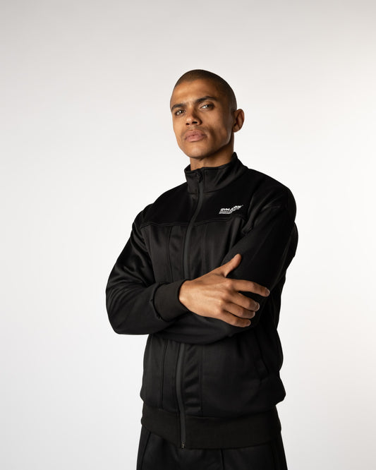 Vooraanzicht van man in Gym Junkie Classic trainingsjas voor heren, tijdloze sportjas voor jongvolwassenen in Nederland.