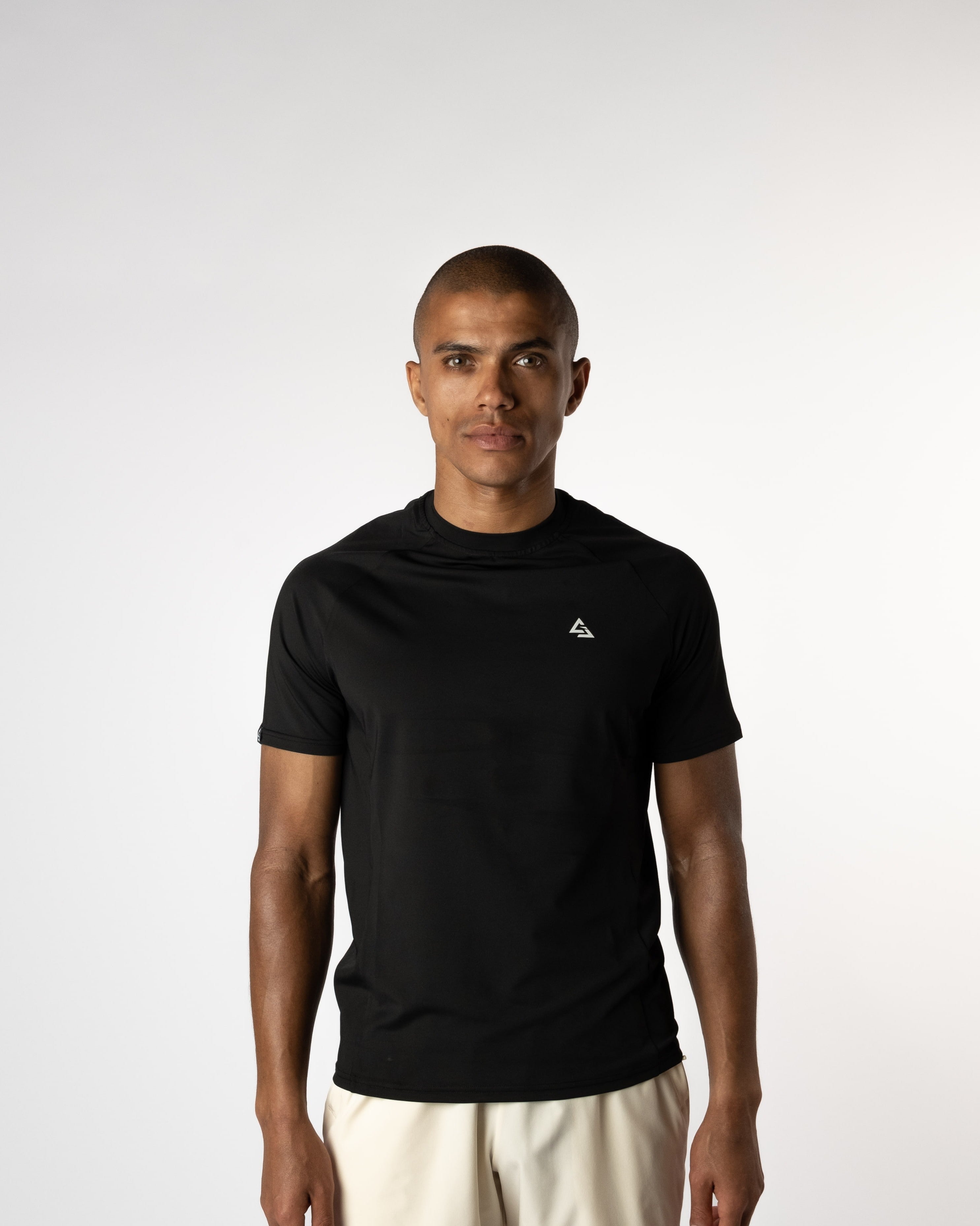 Model draagt de Manga Onyx Trainings T-shirt vooraanzicht, een krachtige en strakke gym tee ontworpen voor jonge sporters met lef en stijl - Gym Junkie Sportwinkel