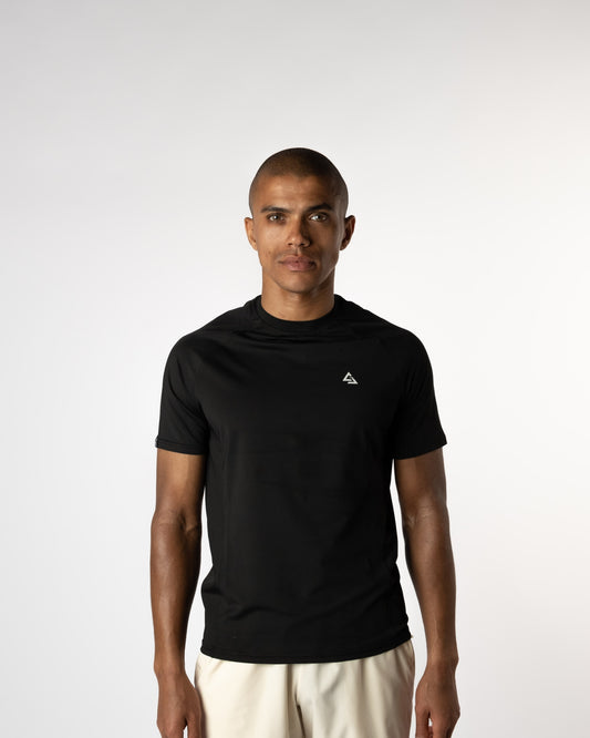 Model draagt de Manga Onyx Trainings T-shirt vooraanzicht, een krachtige en strakke gym tee ontworpen voor jonge sporters met lef en stijl - Gym Junkie Sportwinkel