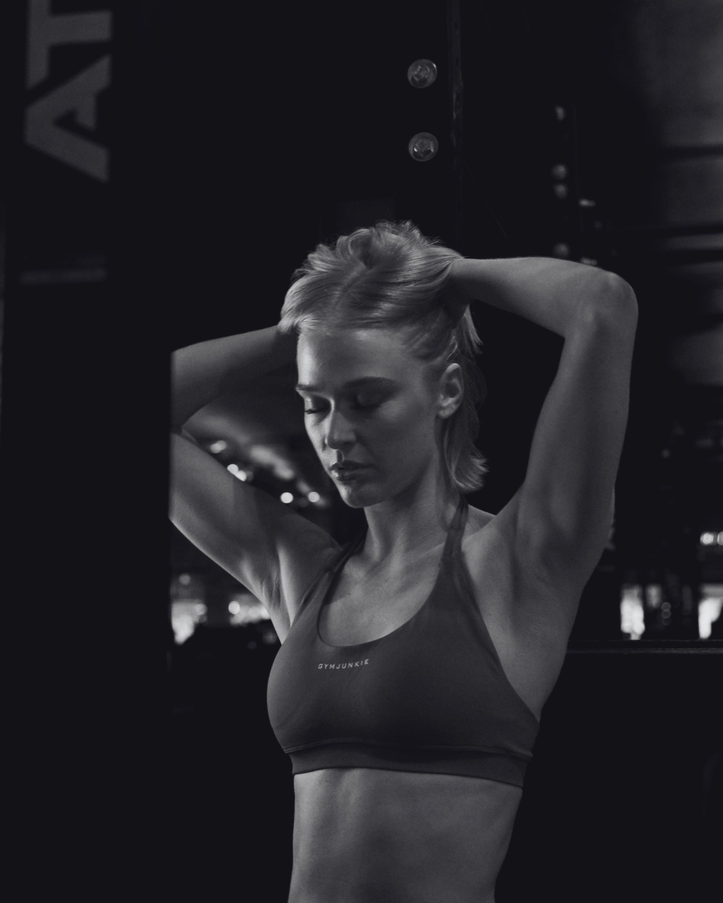 Dame in sportschool draagt Liberty halter sport-bh – krachtige en stijlvolle sportkleding van Gym Junkie Athletics
