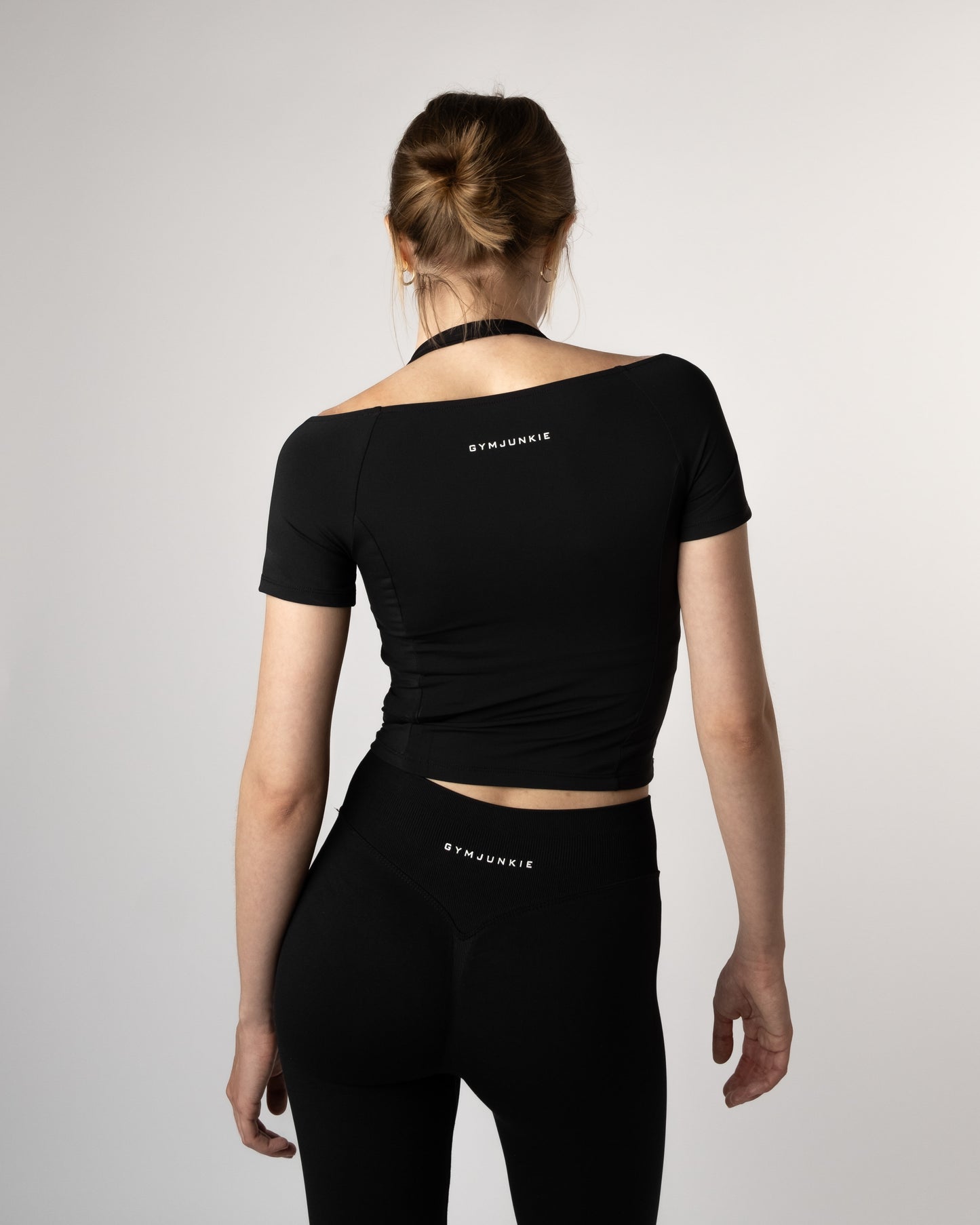 Achteraanzicht van Liberty sculpting legging en sportsbh met Nora Boothals crop top, sportkleding die comfort en performance combineert voor actieve vrouwen - Gymkleding  voor dames