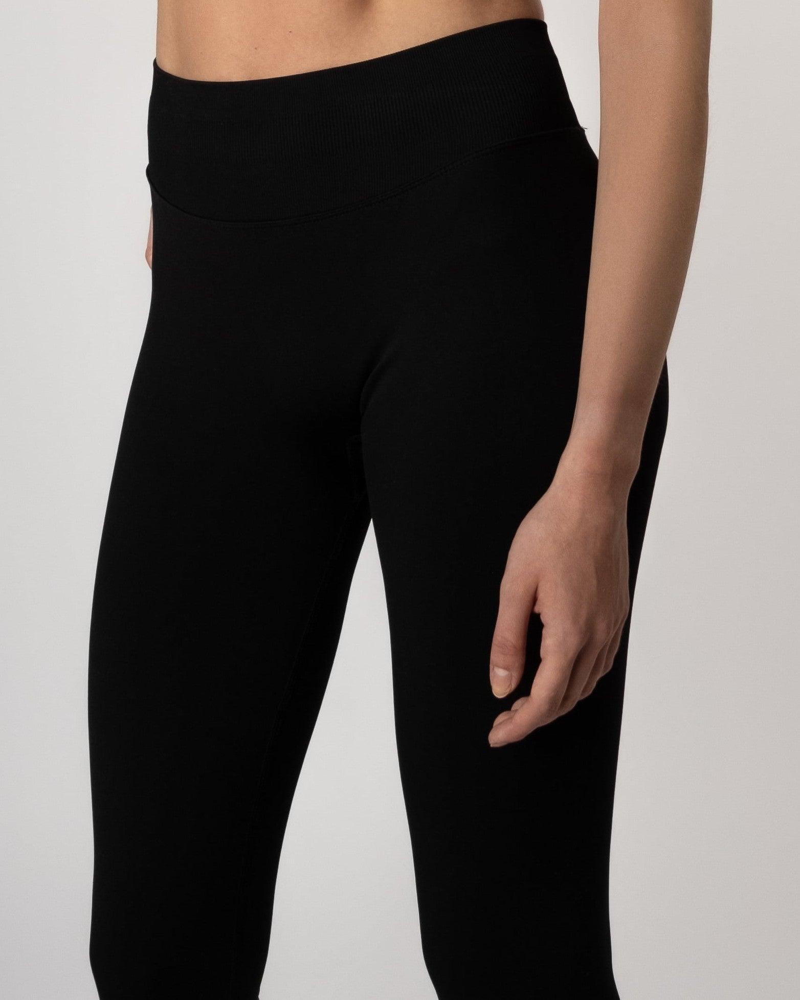 Vooraanzicht van zwarte Liberty naadloze gymlegging, ontworpen voor optimale bewegingsvrijheid en comfort tijdens workouts. - Damesleggings en sportleggings