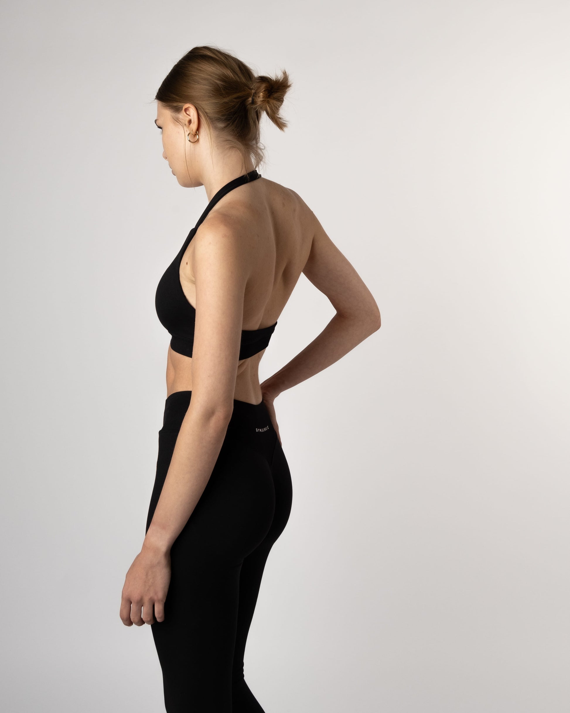 Zij- en achteraanzicht van zwarte naadloze Liberty legging en bh set, ontworpen voor ultiem comfort en ondersteuning tijdens het sporten