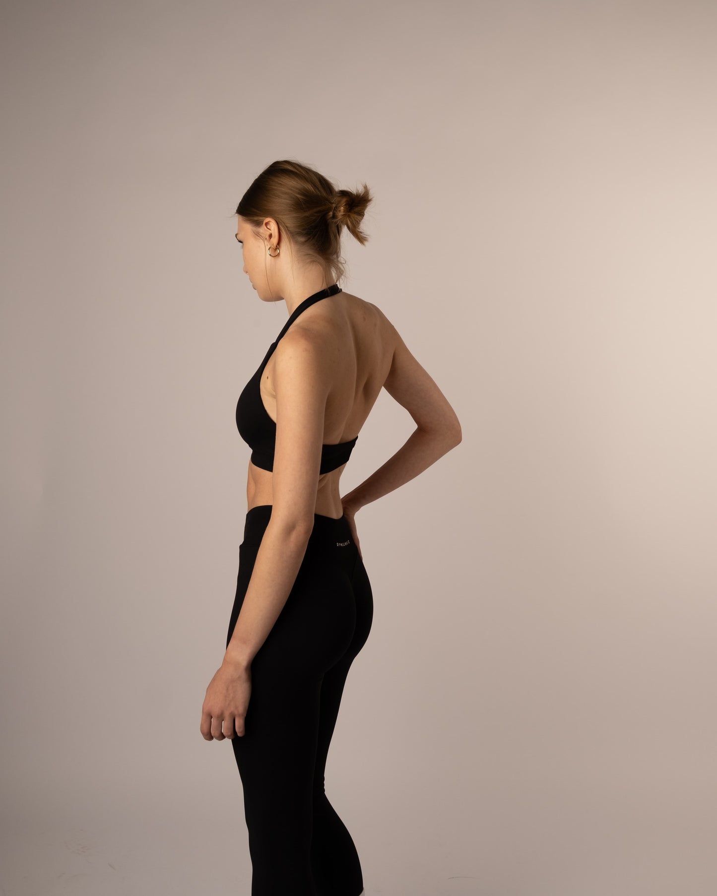 Achteraanzicht van zwarte Liberty sportset, ontworpen voor comfort en ondersteuning tijdens het sporten – Gym Junkie dames sportkleding.