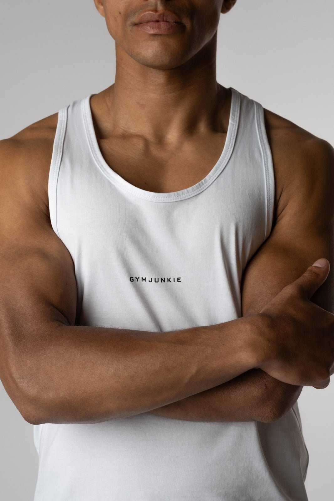 Close-up van het logo op de voorkant van de Magna Stringer – Gym Junkie, gym kleding voor mannen