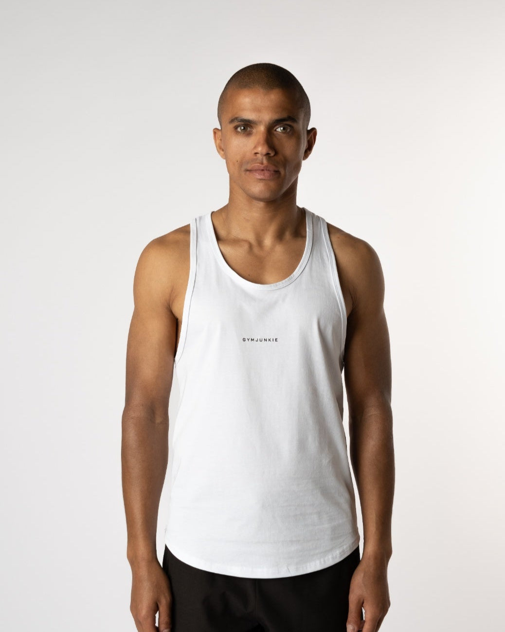 Vooraanzicht van de Magna Stringer gedragen door een mannelijk model, perfect voor krachttraining en sportieve prestaties - Tanktops en mouwloze shirts voor heren