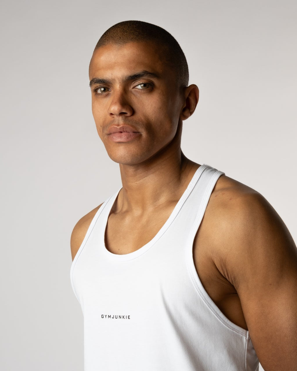 Close-up zijvoor aanzicht van de Magna Stringer gedragen door een mannelijk model – Gym Junkie, sportkleding voor mannen