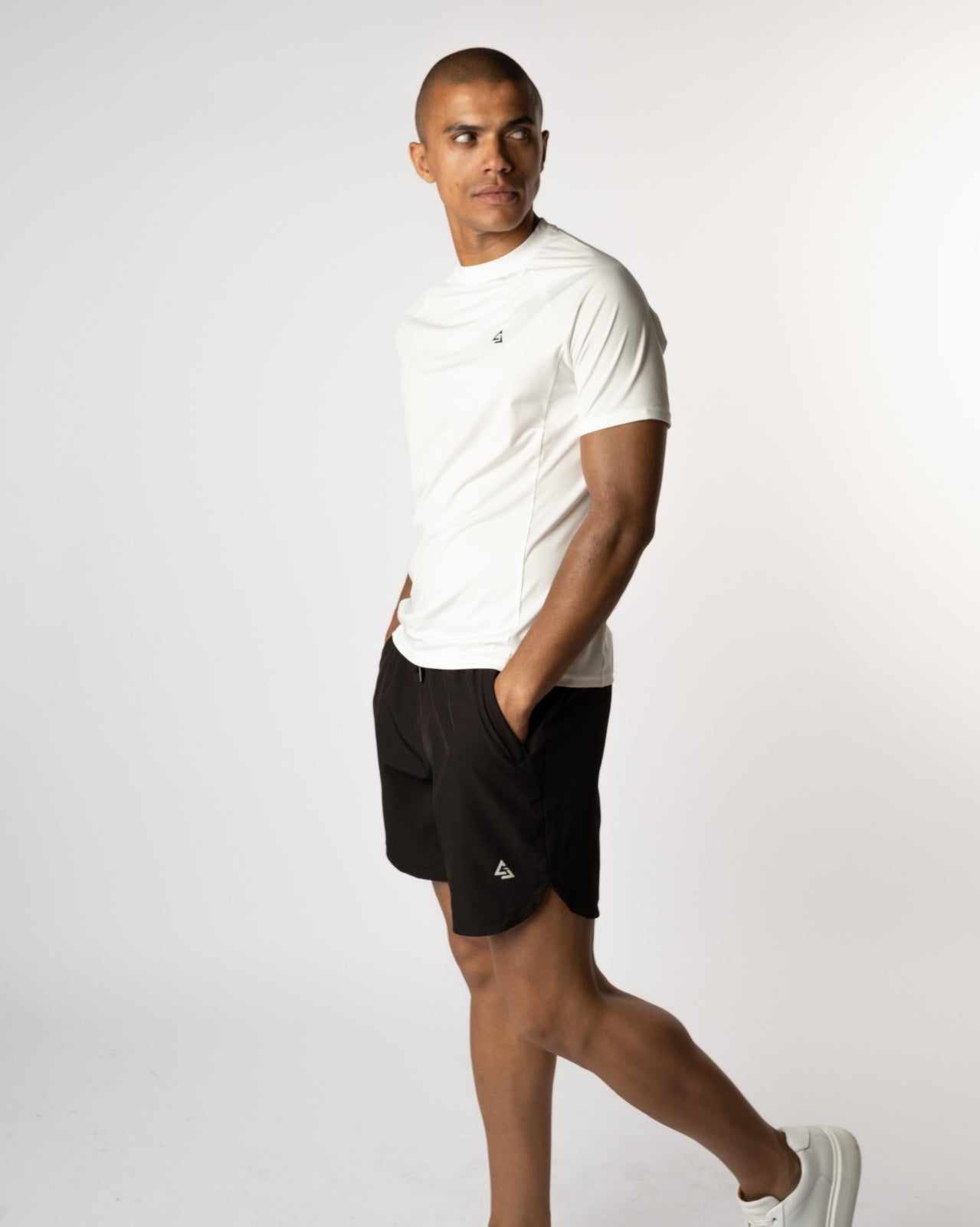 Mannelijke model in de witte Magna Tee en onyx manga gym shorts - Heren sportkleding