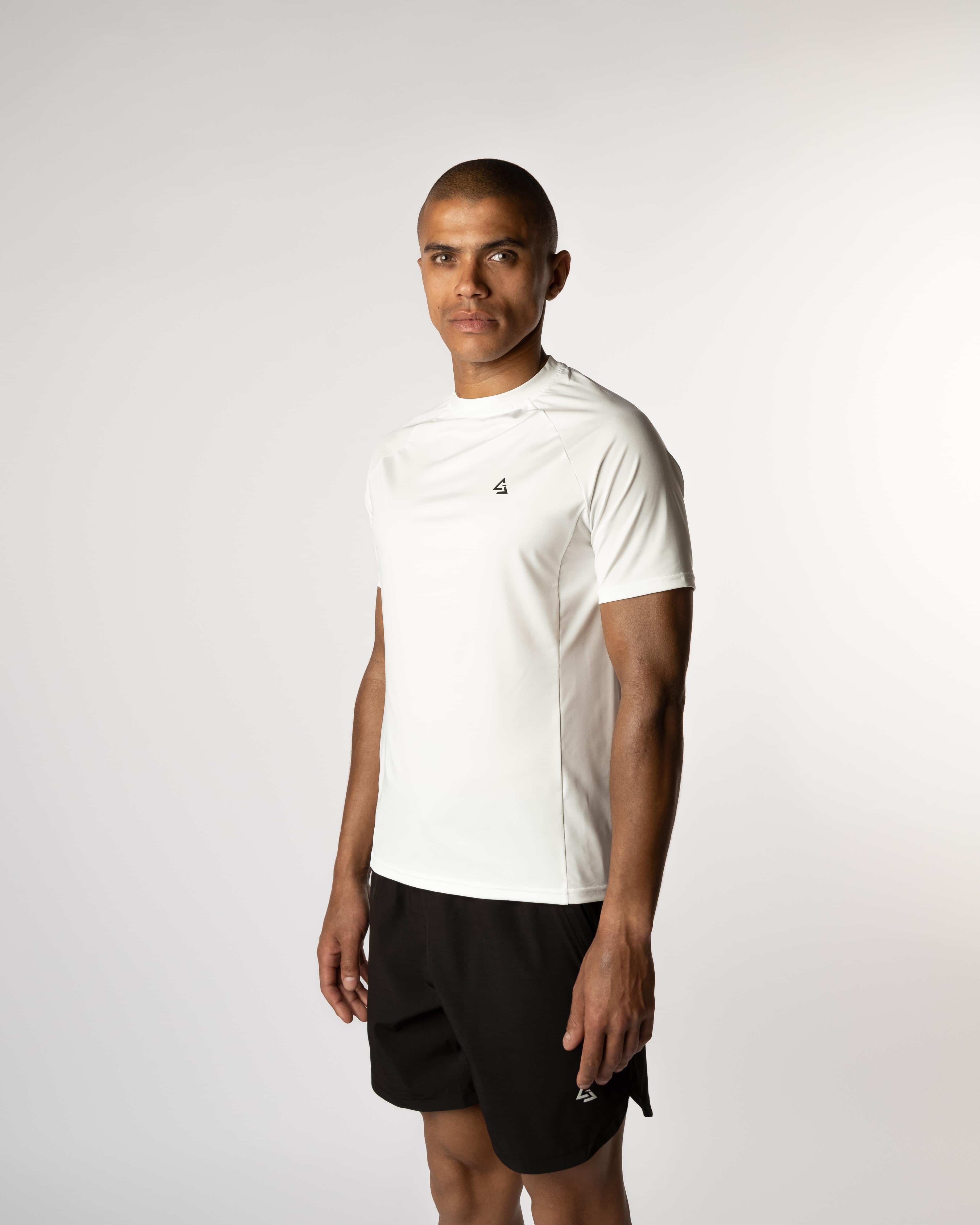 Man draagt witte Magna T-shirt en Onyx gymshorts – sportieve outfit voor actieve heren