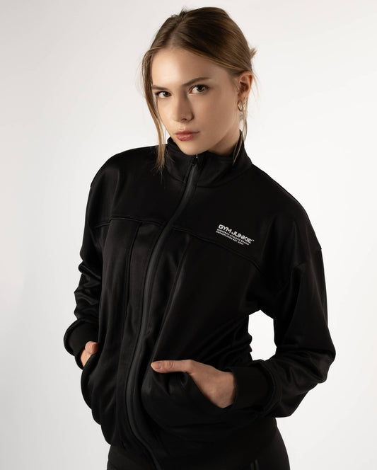 Vooraanzicht van model in GJA Classic Traingingsjas, stoere en comfortabele trainingsjas voor jonge sportieve vrouwen in Nederland - Gym Junkie Sportwinkel