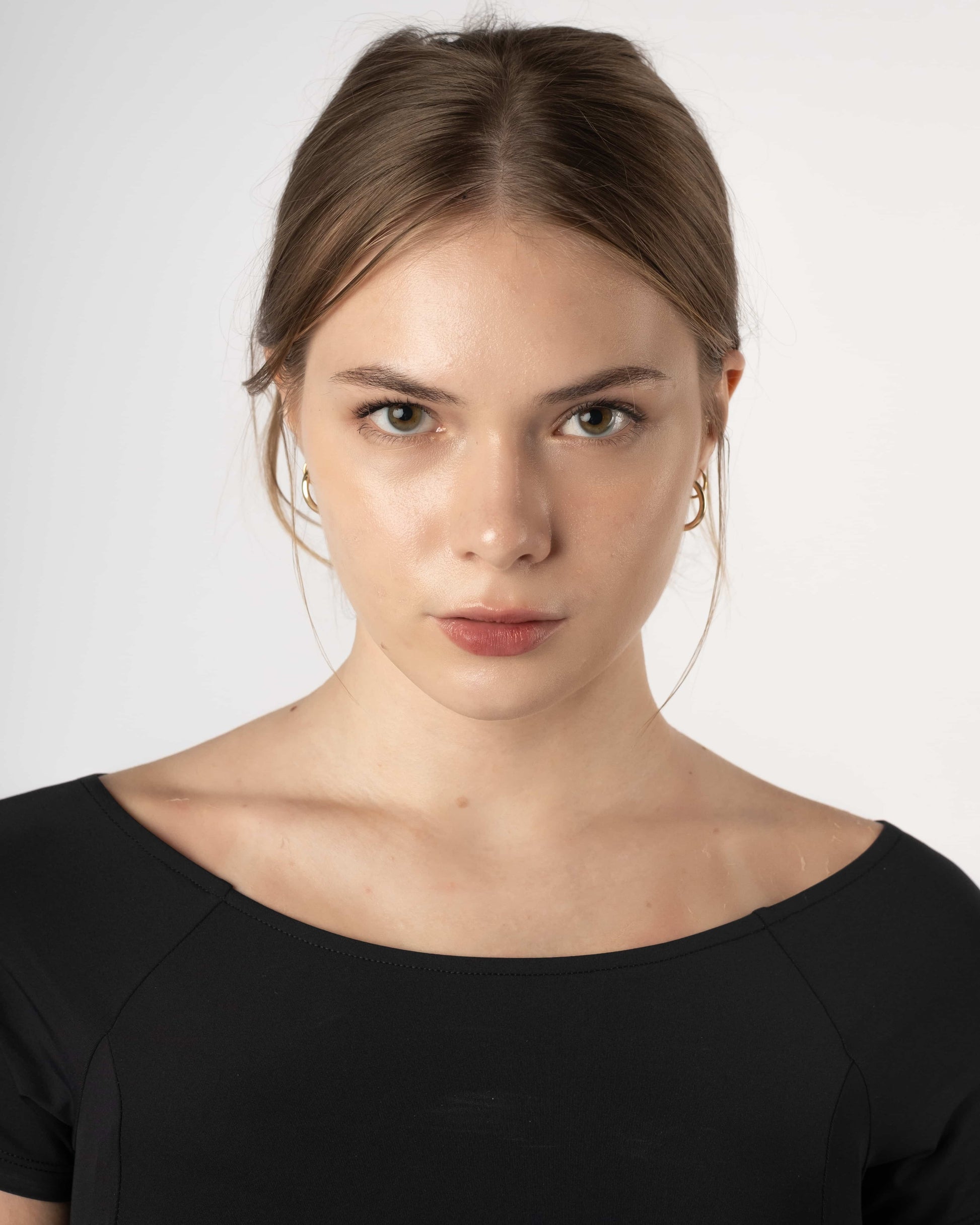 Close-up van de nek en halslijn van de Nora Boothals Crop Top, waarbij het sleutelbeen zichtbaar is - Gym t-shirts voor dames