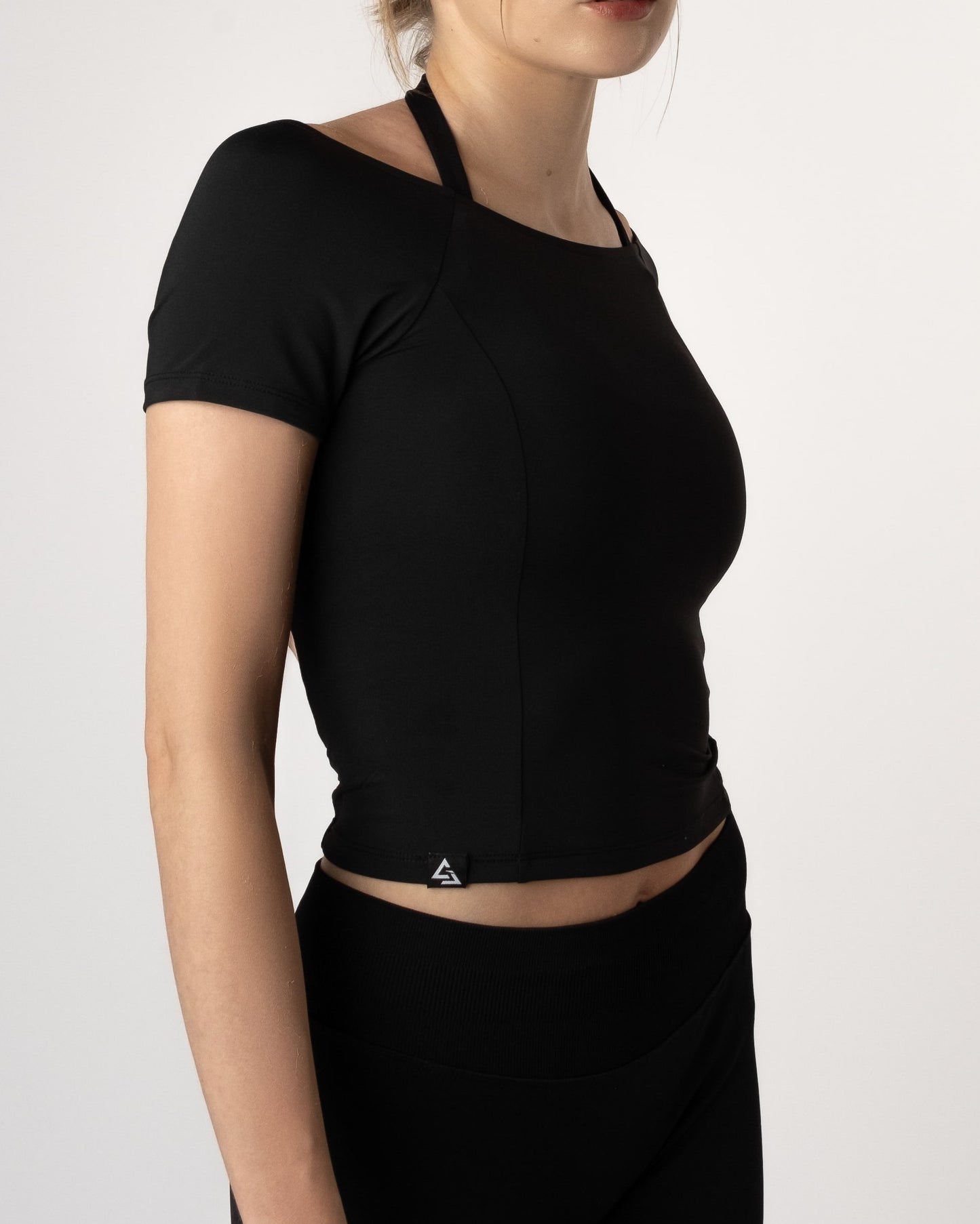 Zijaanzicht van de Nora Boothals Crop Top met het Gym Junkie label aan de zijkant - Sporttops voor dames
