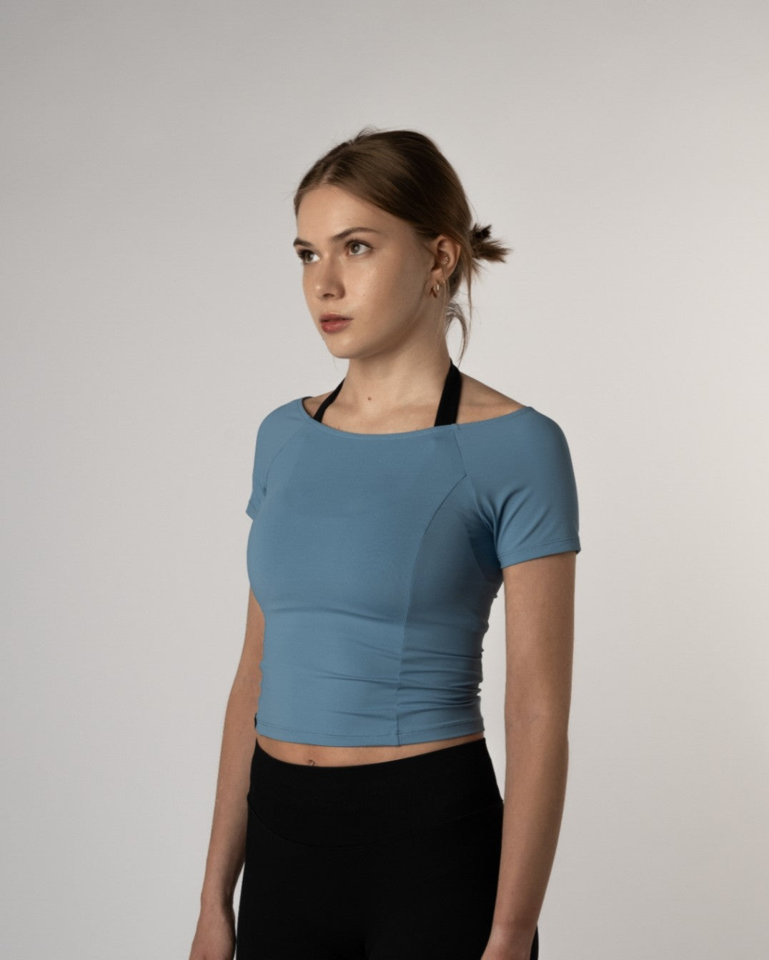 Zijaanzicht van de Nora Boothals Crop Top met daaronder de zwarte Liberty Sport Bh - Tops voor dames