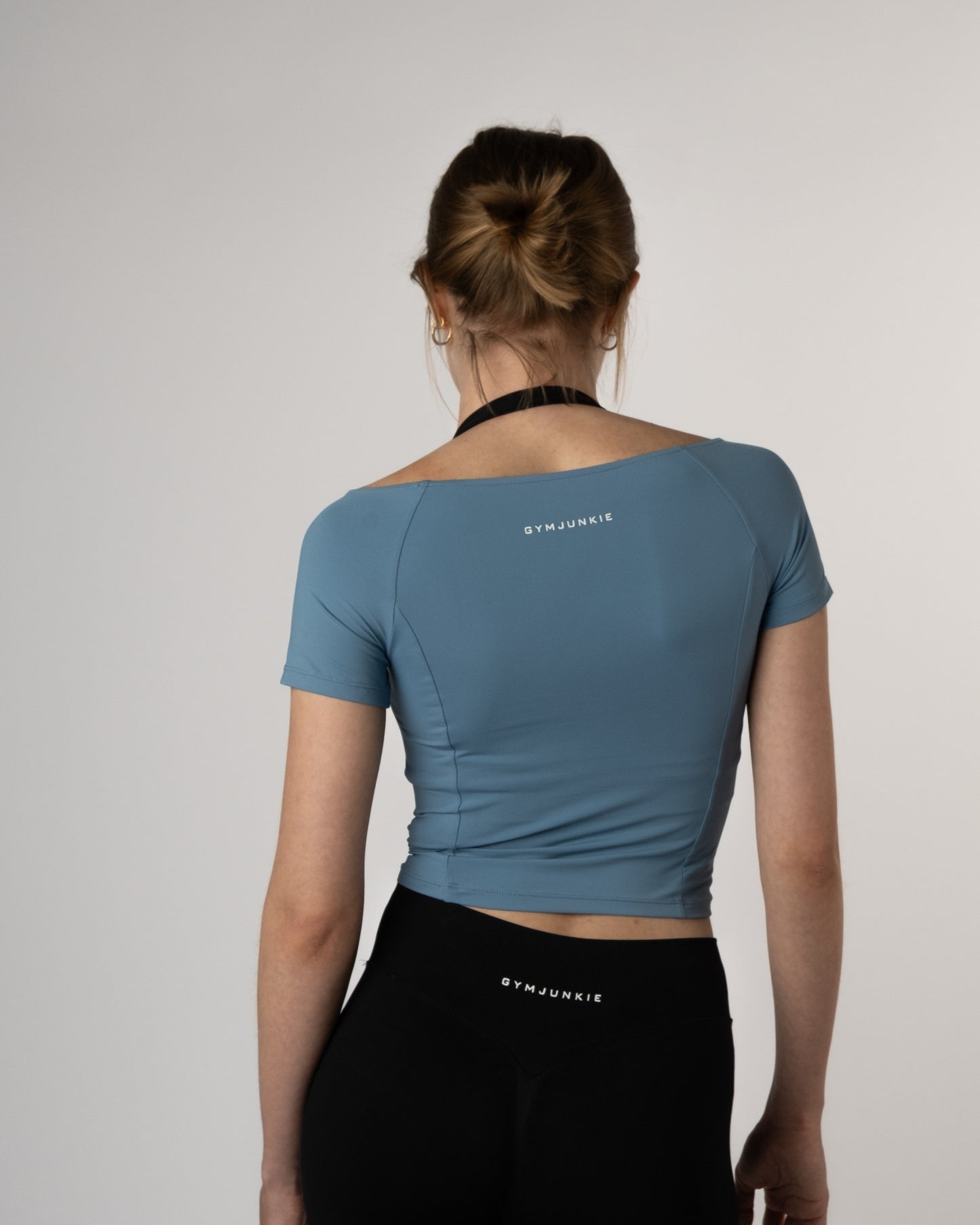 Achteraanzicht van de Nora Boothals Crop Top met de Liberty Bra en Liberty Leggings van Gym Junkie.
