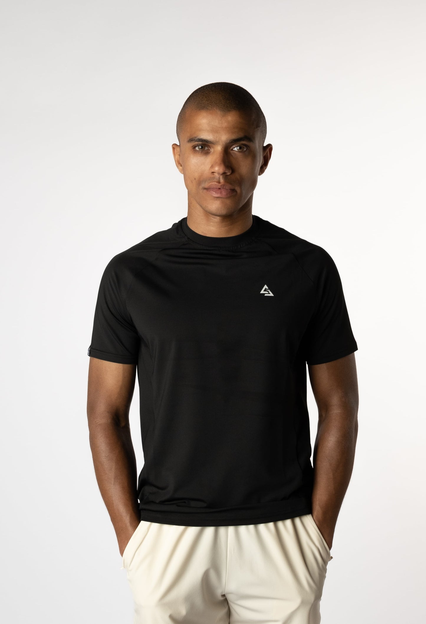 Model draagt de Manga Onyx Trainings T-shirt en Sand gym shorts van Gym Junkie, een gedurfde en functionele set voor jonge sporters met een eigen stijl in de gym