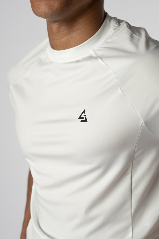 Close-up van het Gym Junkie-logo op een wit sportshirt voor actieve jongeren - Gymkleding voor heren