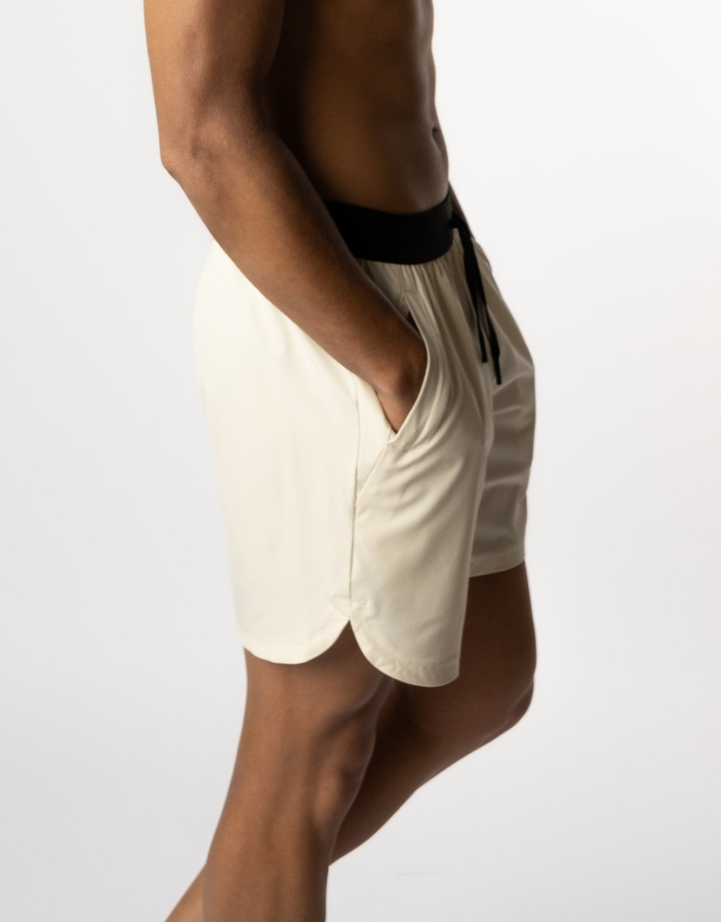 Zijaanzicht van Sand Manga shorts van Gym Junkie, ontworpen voor maximale bewegingsvrijheid en stijl bij sporters  - Trainings gym shorts