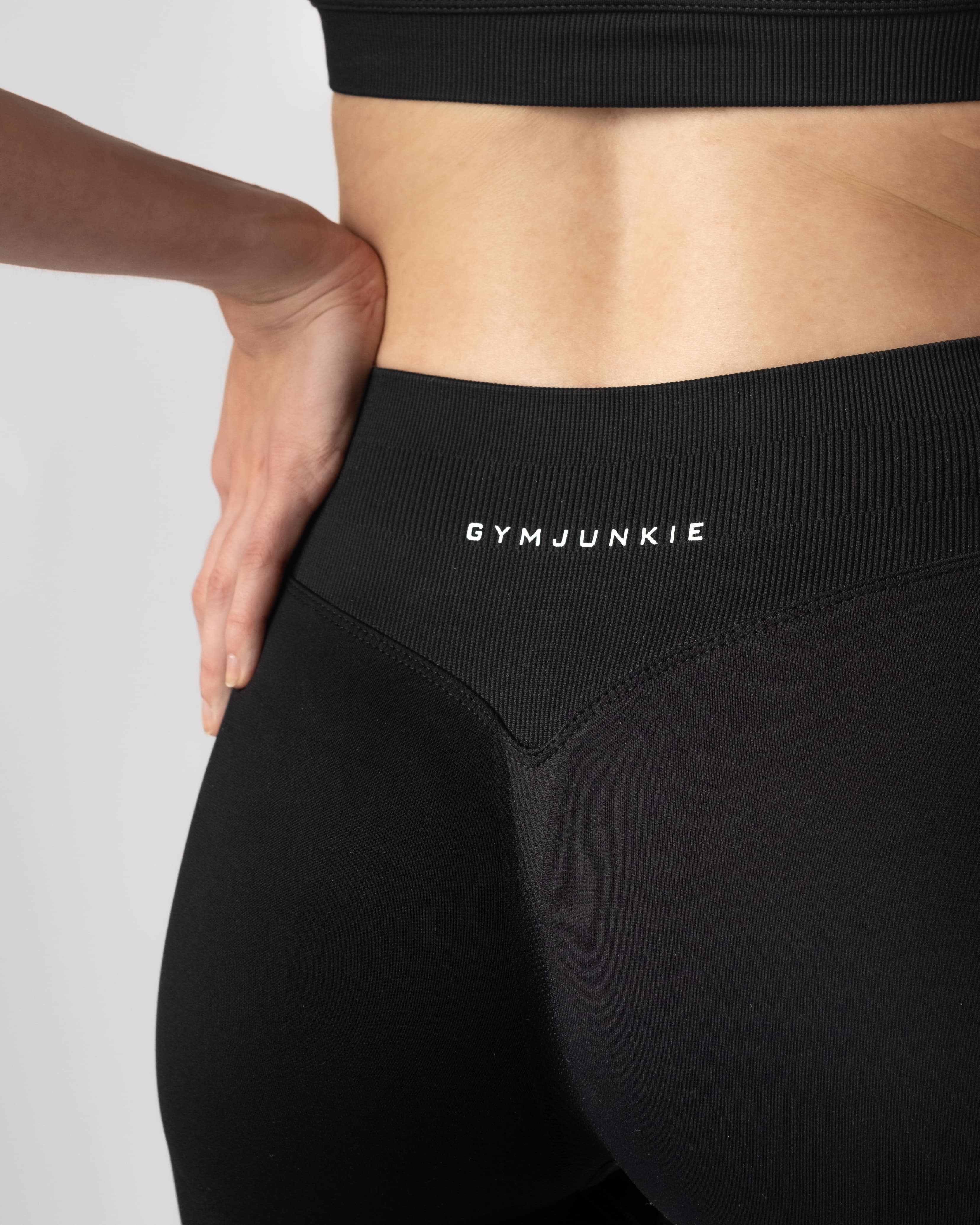 Close-up van het achterzijde logo op de Liberty Sculpting Legging voor dames – Gym Junkie sportwinkel.
