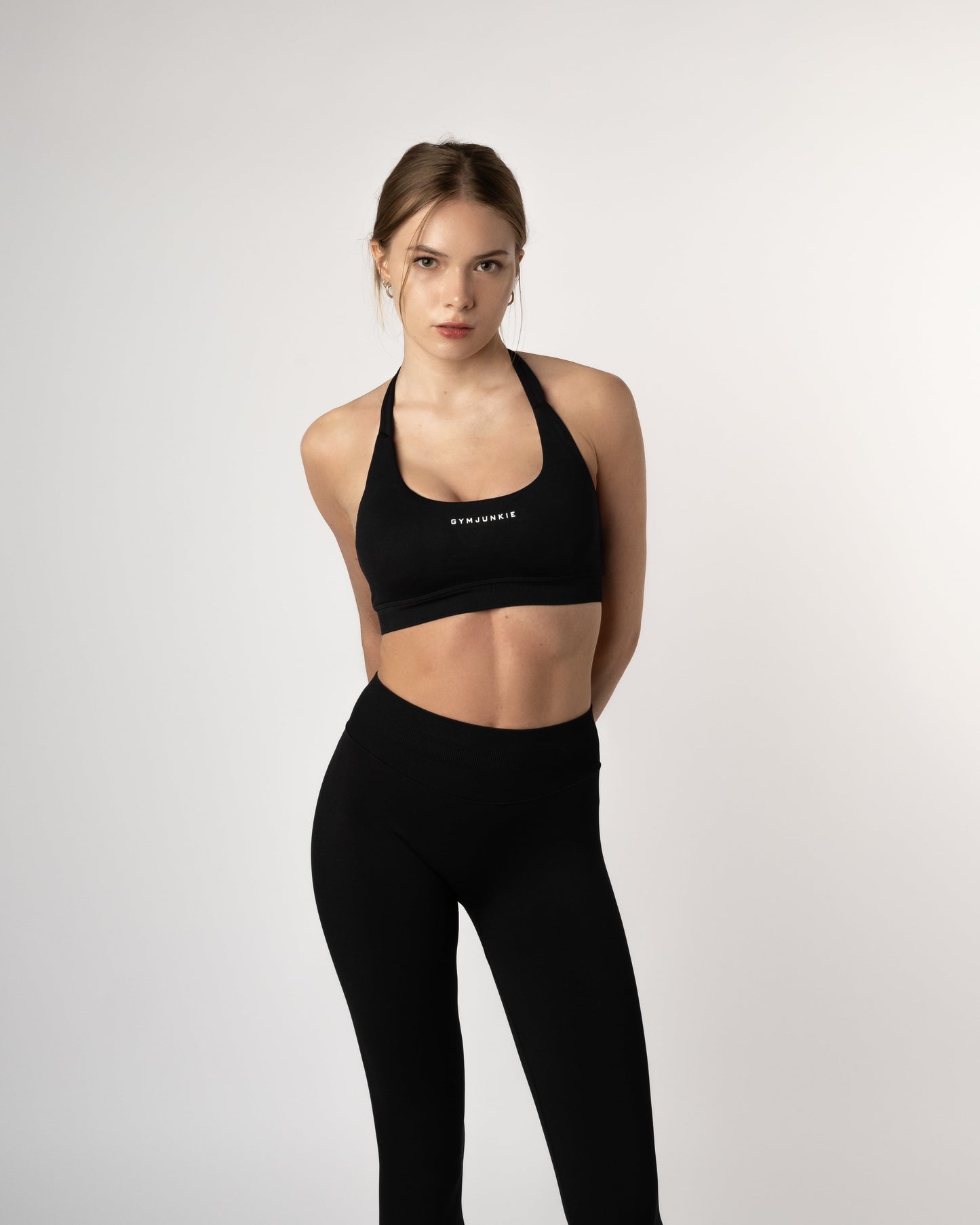 Vooraanzicht van zwarte halter bh gecombineerd met zwarte Liberty legging, sportkleding ontworpen voor comfort en stijl - Dames sportset
