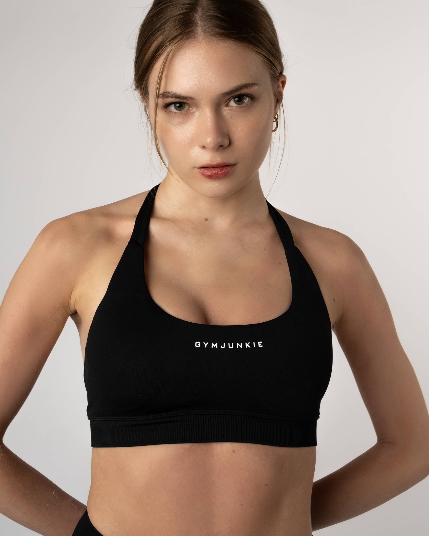 Close-up van de zwarte Liberty naadloze sport-bh met fijne details en hoogwaardige afwerking, perfect voor actieve dames in Nederland - Sport bh voor dames