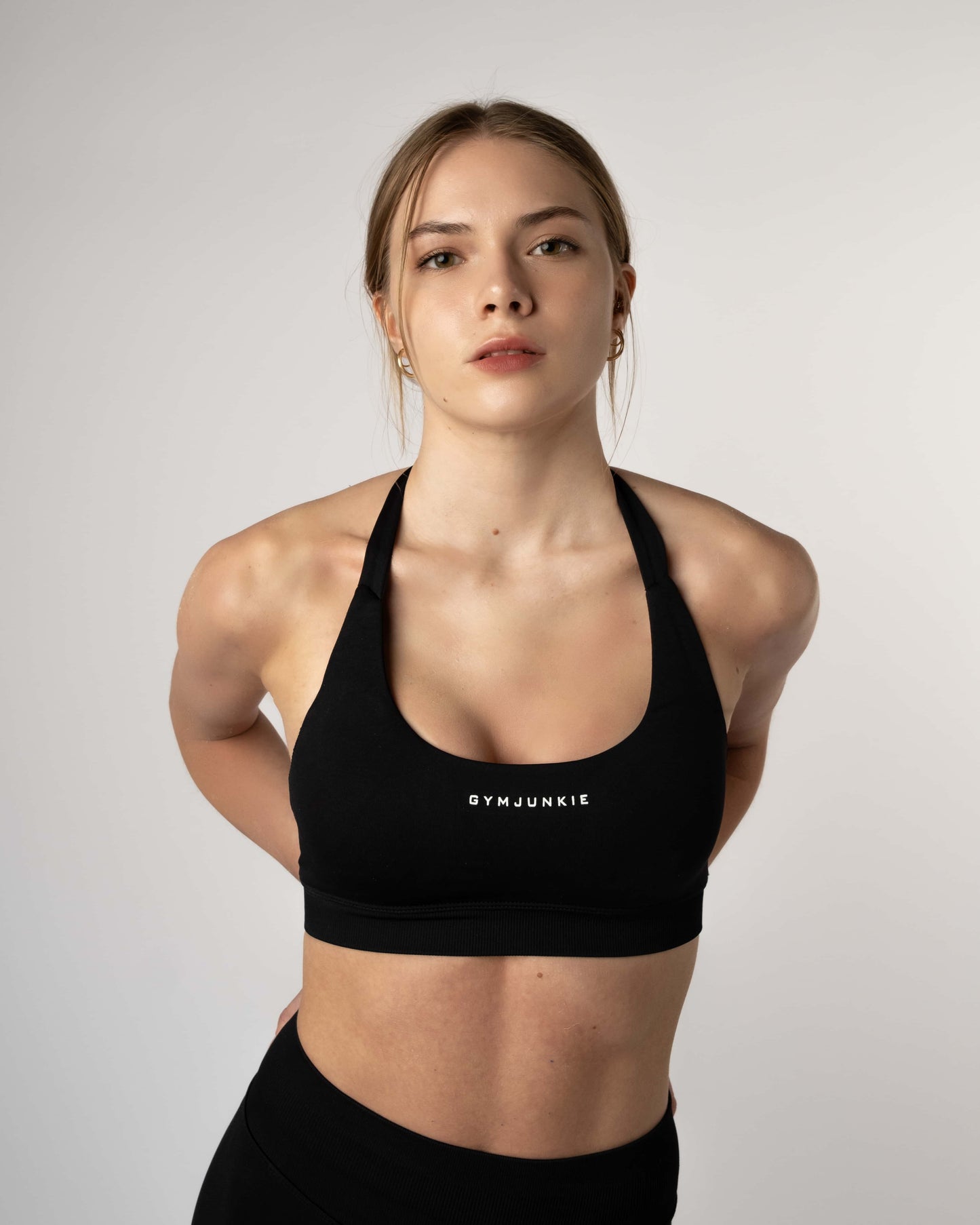 Vooraanzicht van model in zwarte Liberty bh, ontworpen voor krachtige en gedurfde vrouwen die hun grenzen verleggen in de gym - Dames sportkleding in  Nederland